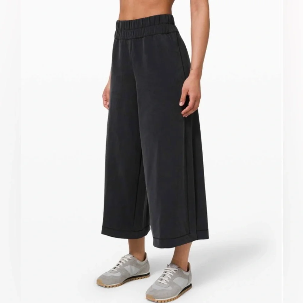 EUC 🍋 Lululemon Seek Softness Mid Rise Crop - Picture 1 of 9